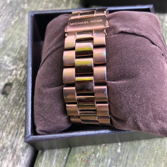 Michael Kors Rose Gold Watch - Picture 4 of 8
